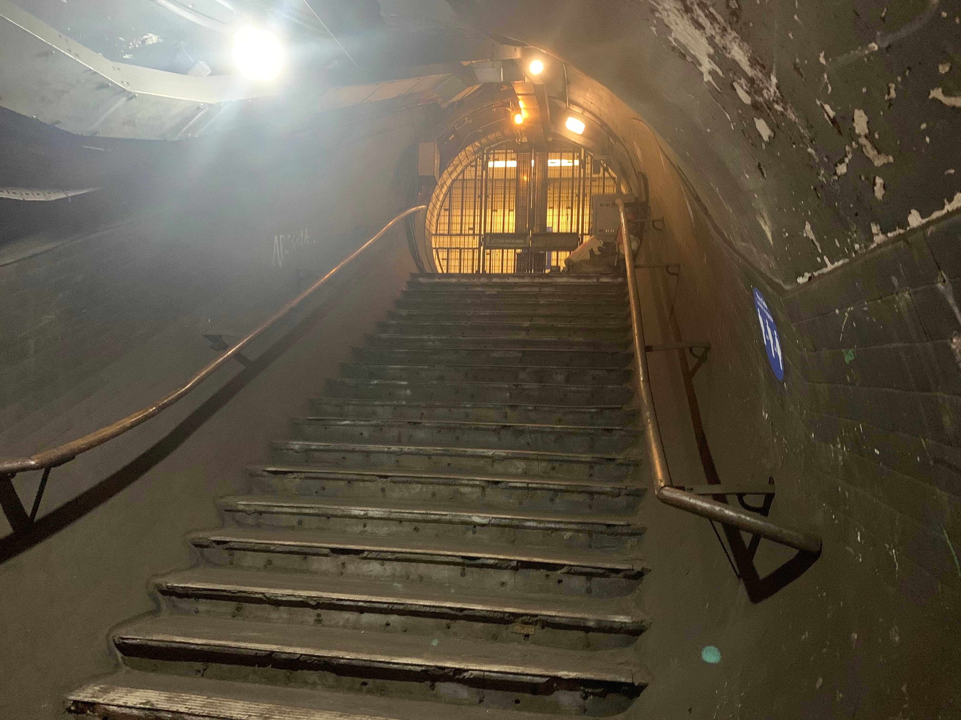 Die Stufen hinunter zu den verlassenen Bahnsteigen am Bahnhof Piccadilly Circus, London.