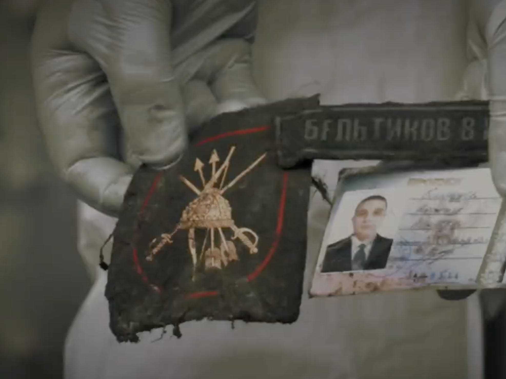 Ukrainische Leichenbestatter der Bahn zeigen russischen Militärausweis
