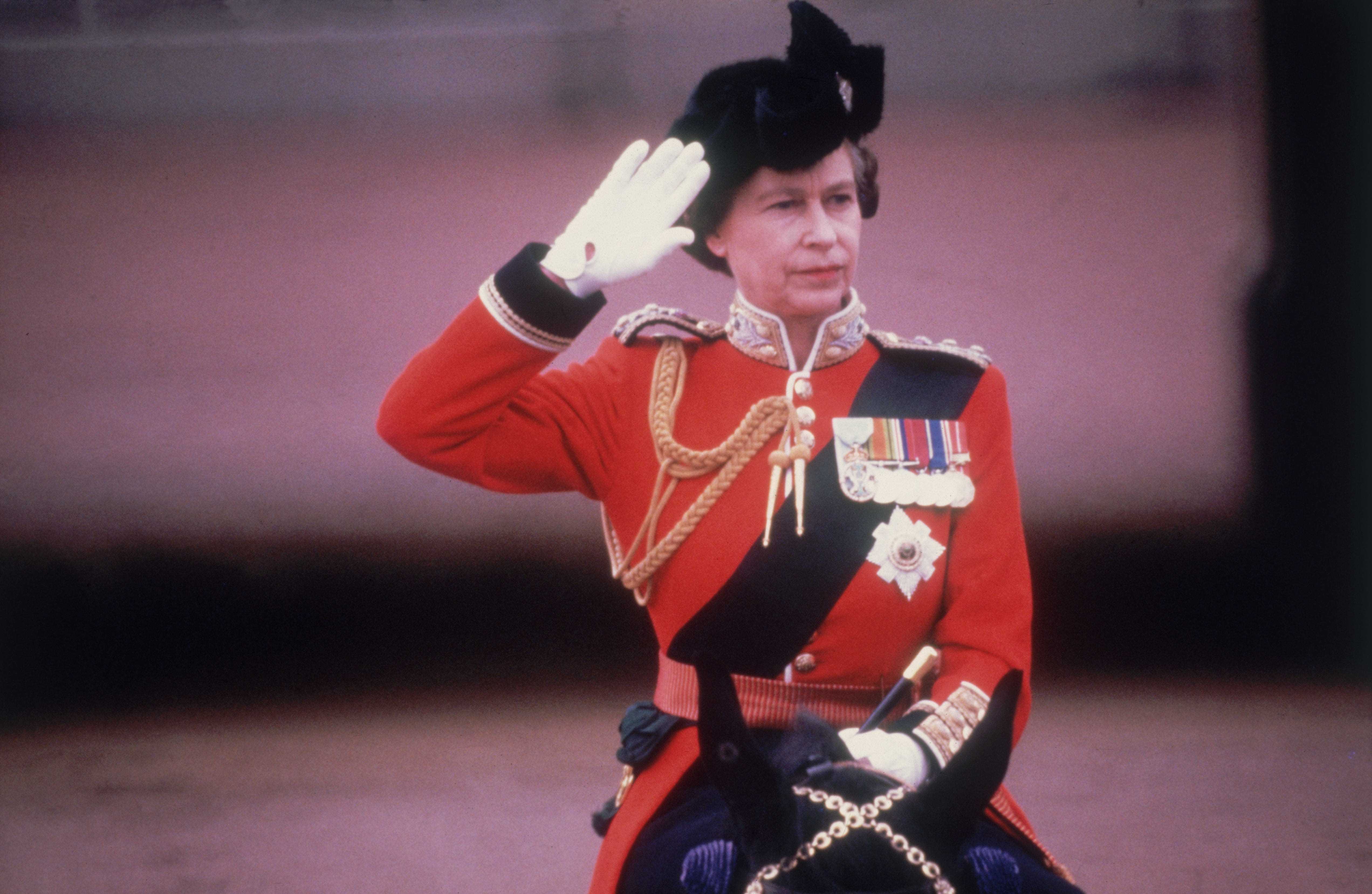 Königin Elizabeth II. in Militäruniform, grüßend zu Pferd