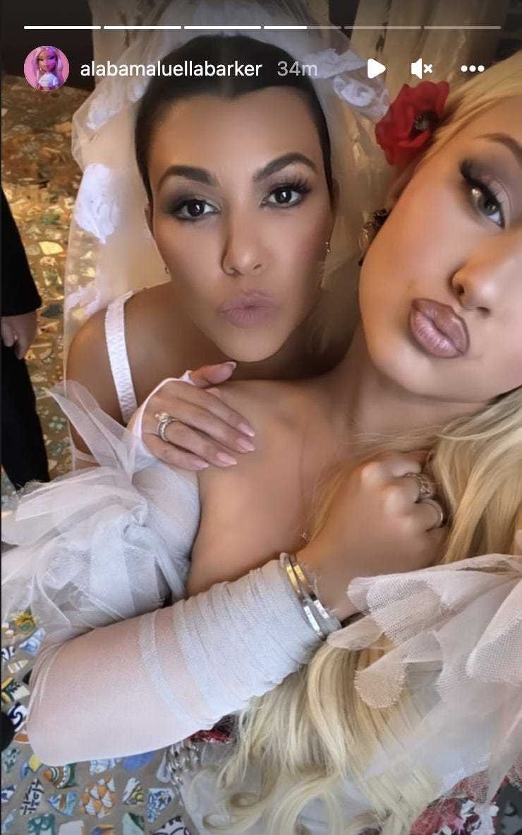 Alabama Barker posiert mit Kourtney Kardashian an ihrem Hochzeitstag