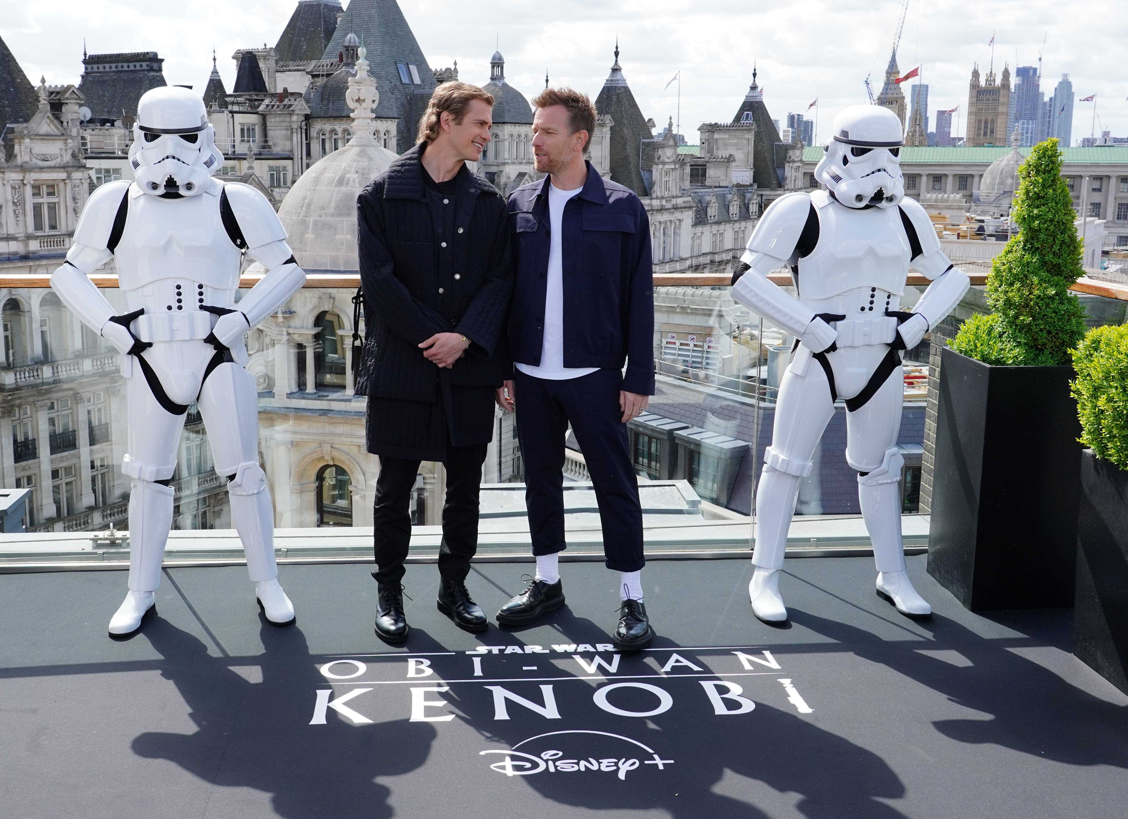 Hayden Christensen (links) und Ewan McGregor bei einem Fototermin vor der Veröffentlichung der Disney+-Serie Obi-Wan Kenobi im Corinthia Hotel in London.  Bilddatum: Donnerstag, 12. Mai 2022.