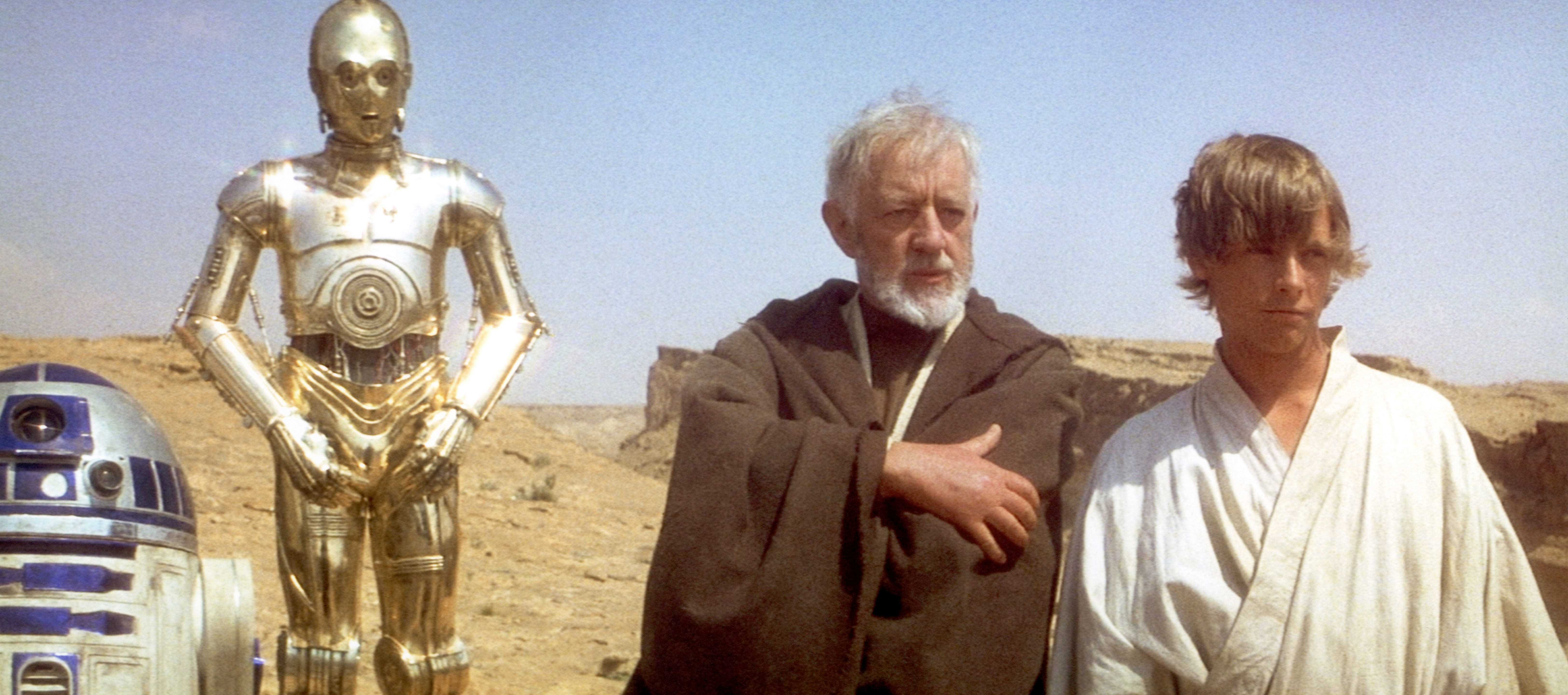 Die britischen Schauspieler Anthony Daniels, Alec Guinness und der Amerikaner Mark Hamill am Set von Star Wars: Episode IV – A New Hope, geschrieben, inszeniert und produziert von Georges Lucas.