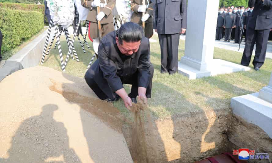 Kim Jong-un lässt Erde in Hyon Chol-haes Grab fallen