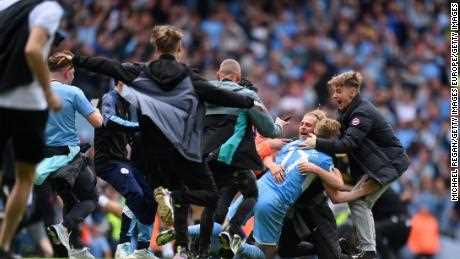 Kevin De Bruyne wird von Fans von Manchester City gemobbt, nachdem der Verein die Premier League gewonnen hat.
