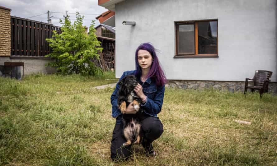 Anastasiya Tikha mit einem ihrer Hunde in ihrem Garten. 