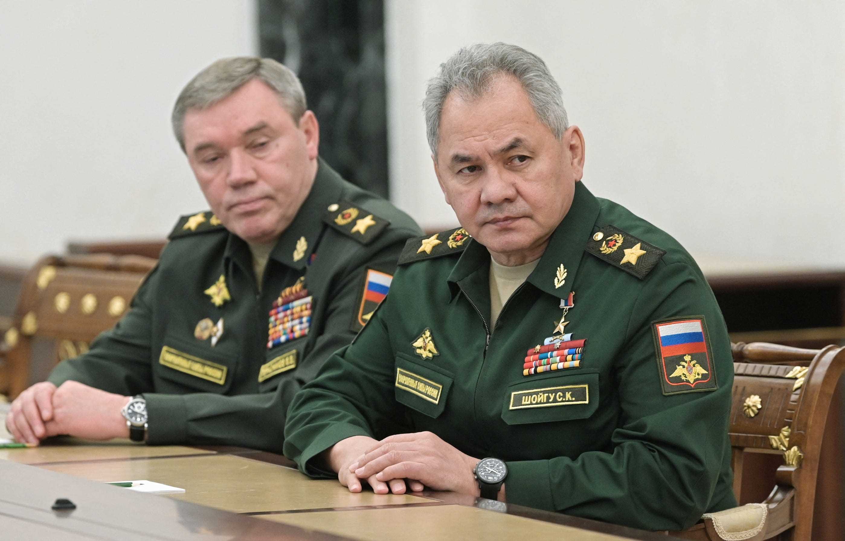 Der russische Verteidigungsminister Sergei Shoigu (R) und Generalstabschef Valery Gerasimov nehmen am 27. Februar 2022 an einem Treffen mit dem russischen Präsidenten in Moskau teil.