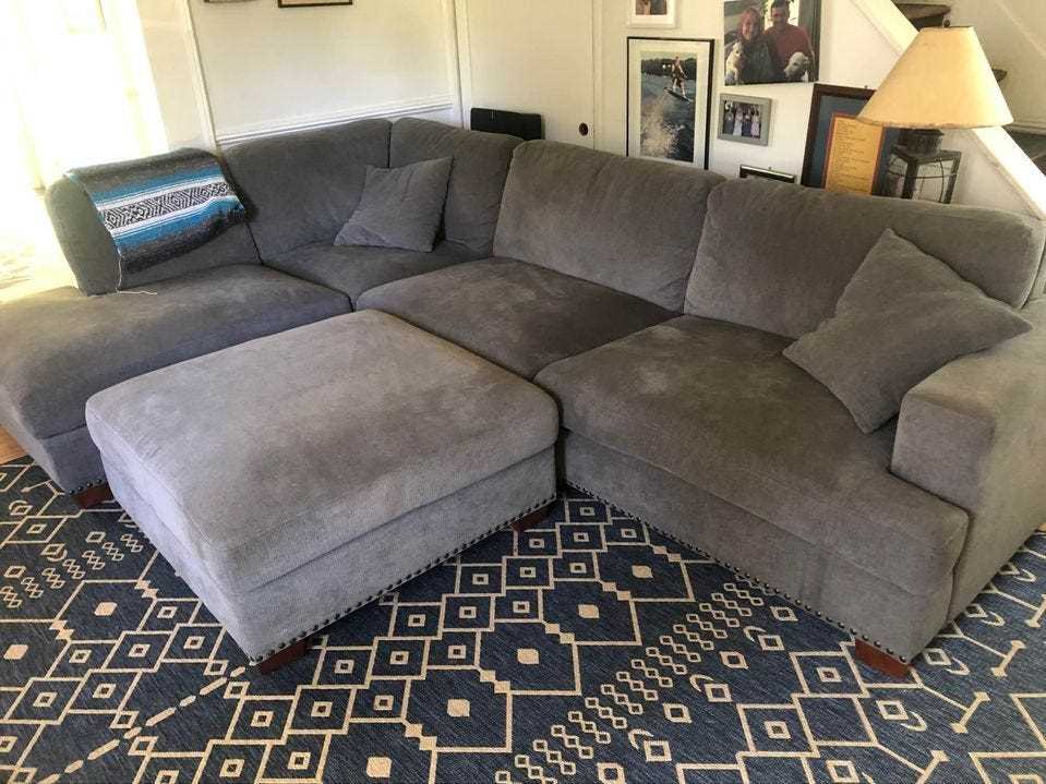 Großes graues Sofa im Wohnzimmer