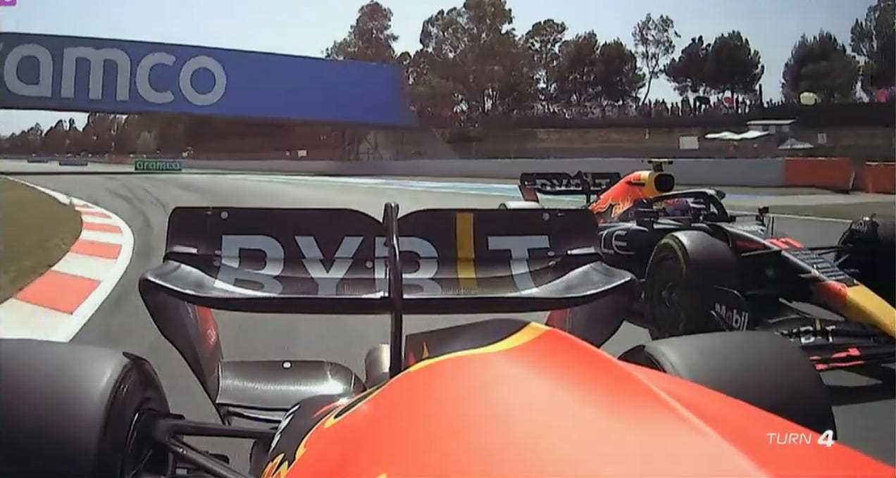 Max Verstappen überholt Sergio Perez beim Großen Preis von Spanien.