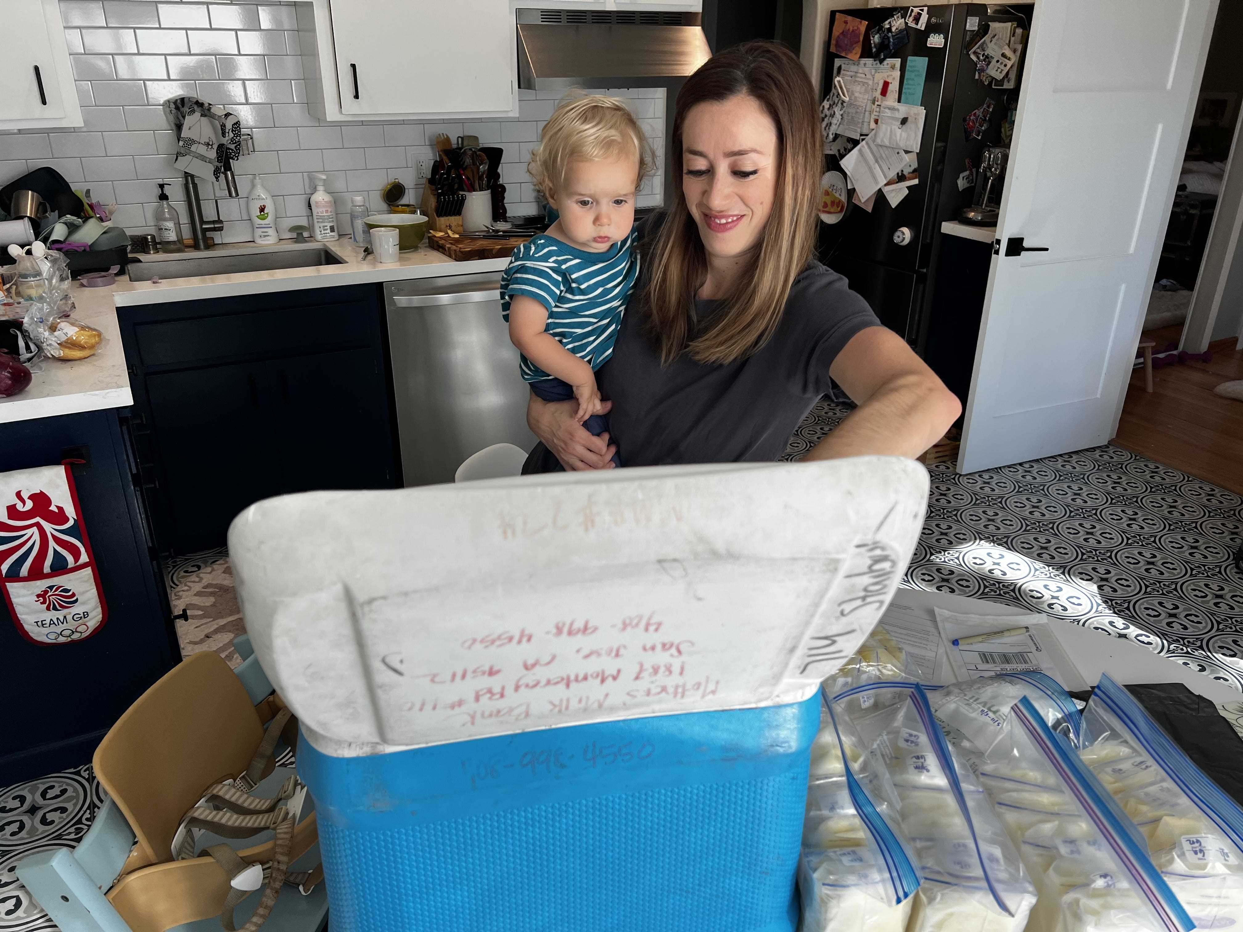 Chiara Sottile zeigt ihrem 11 Monate alten Sohn die Kühlbox voller gespendeter Muttermilch auf dem Weg zur Milchbank.