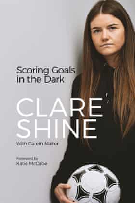 Titelseite des Buches „Scoring Goals in the Dark“ von Clare Shine (mit Gareth Maher).