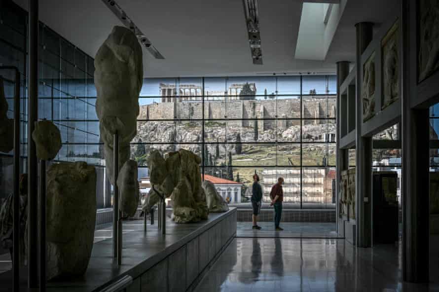 Ein Blick auf den Parthenon-Tempel vom Akropolis-Museum in Athen