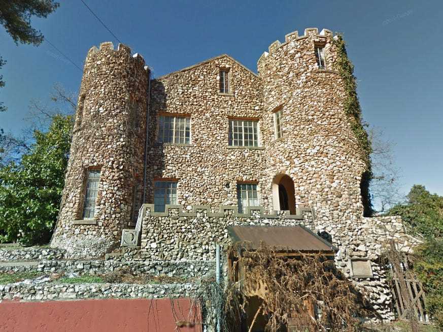 Google Maps-Straßenansicht von Franklin Castle im Dezember 2013. Das Schloss war mit Weinreben bedeckt und die Innenräume waren verfallen.