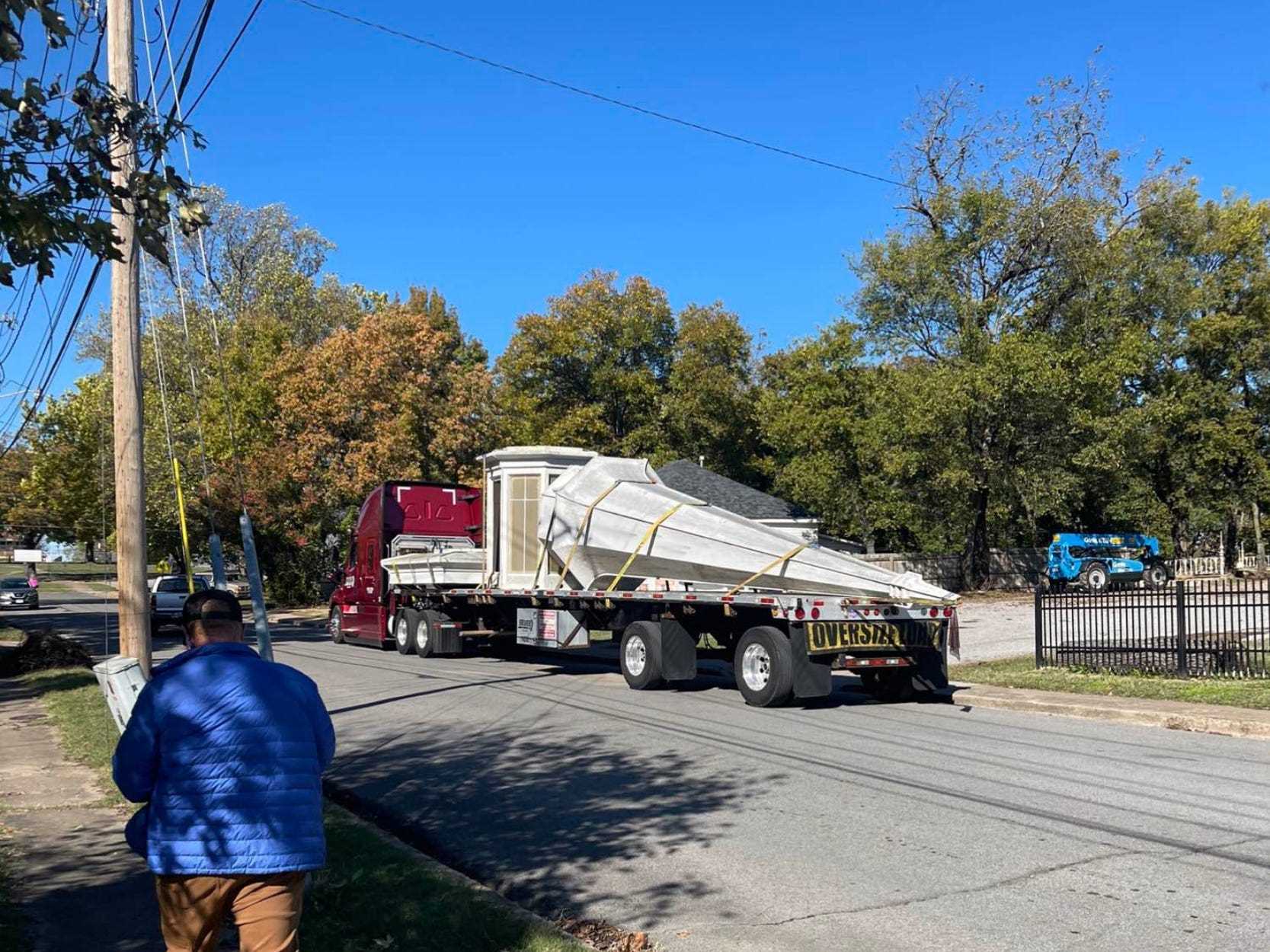 Der Kirchturm wurde von einer anderen Kirche in Missouri geborgen und auf einem Lastwagen gebracht