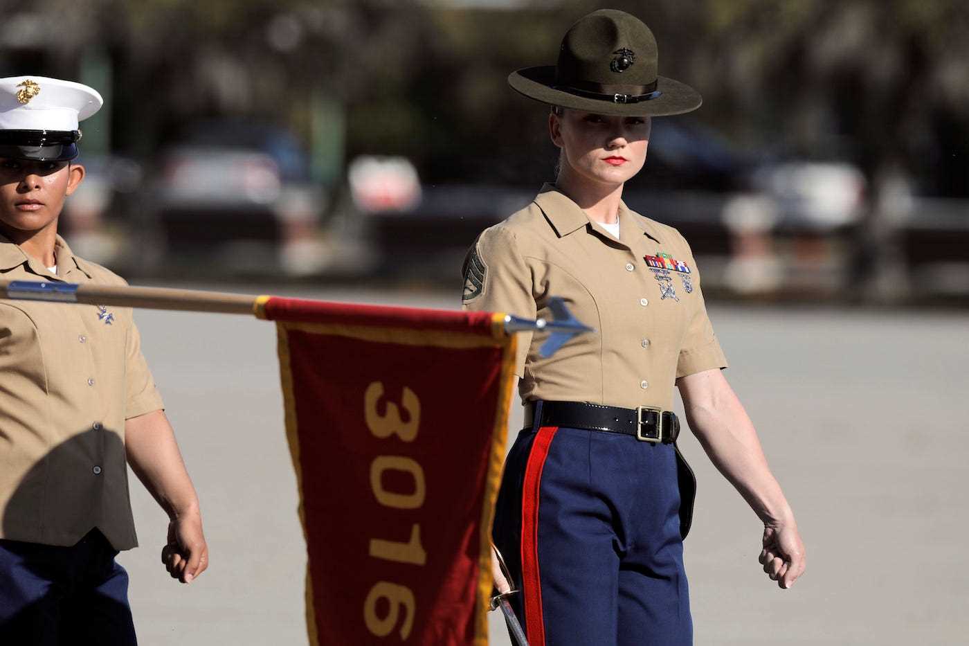 Das Marine Corps rekrutiert eine kombinierte Kompanie von Frauen und Frauen auf Parris Island