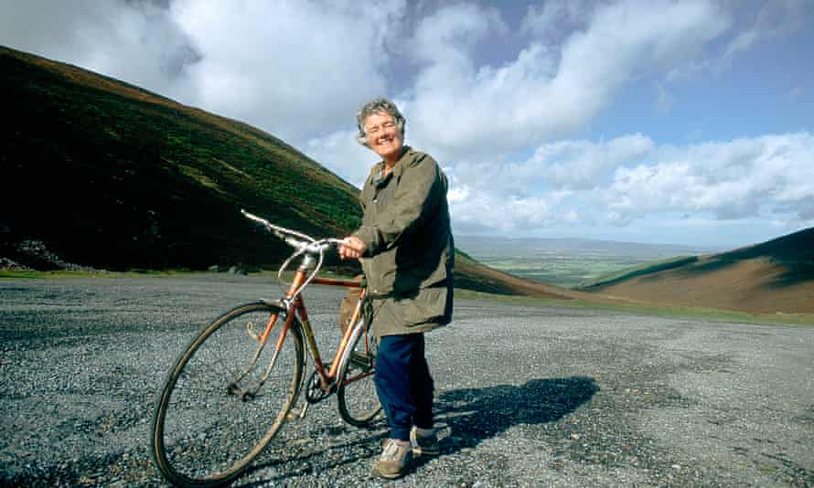 Dervla Murphy mit ihrem Fahrrad in Irland, 1990.