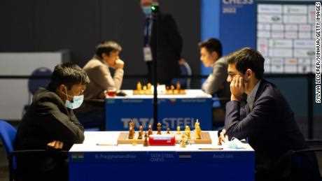 Pragg tritt während des Tata Steel Chess Tournament gegen Anish Giri an.