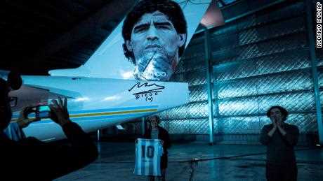 Das Flugzeug, das einer lokalen Unternehmensgruppe gehört, wird Trikots und andere Gegenstände transportieren und ausstellen, die Maradona gehörten.