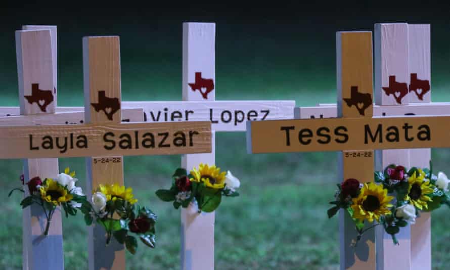 Jedes Kreuz trägt den Namen eines Kindes und das Datum seines Todes, zusammen mit einer Umrisskarte des Bundesstaates Texas, die mit einem Herz geschmückt ist.