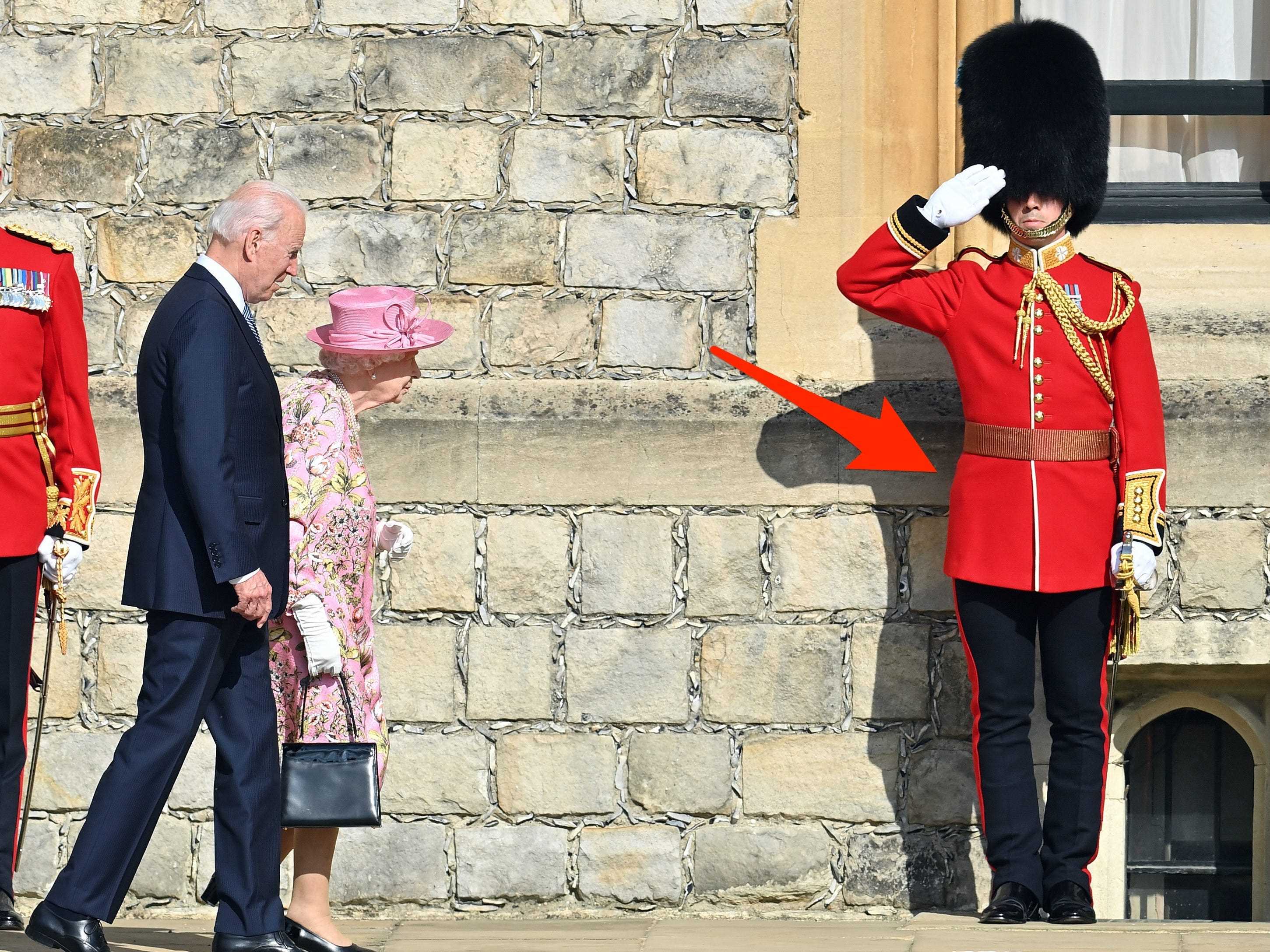 Eine königliche Garde begrüßt die Königin und Präsident Joe Biden im Jahr 2021.