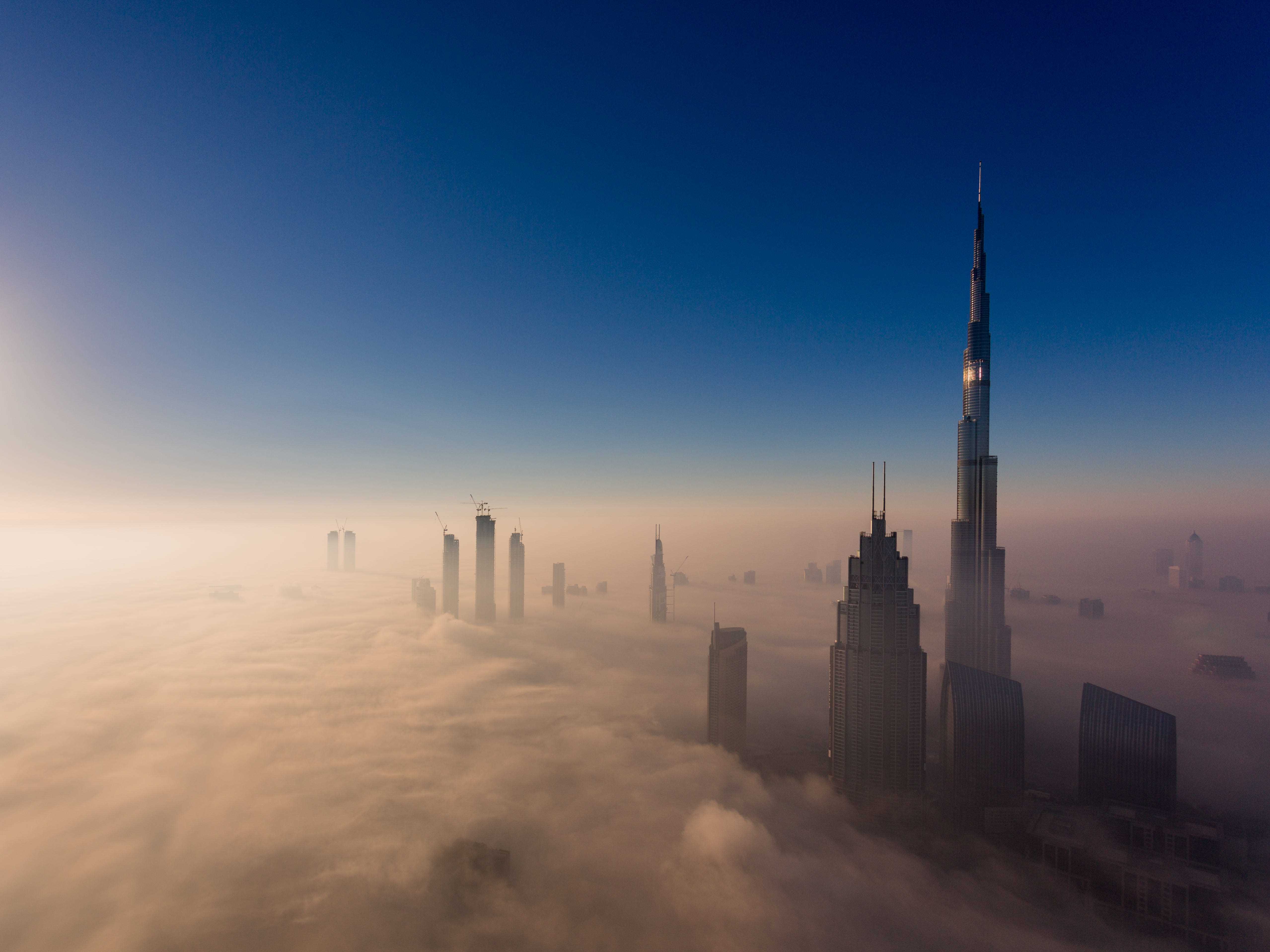 Hoch über den Wolken erhebt sich der Burj Khalifa in Dubai.