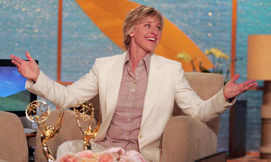 DeGeneres mit ihren zwei Emmy-Auszeichnungen für herausragende Talkshow und herausragende Talkshow-Moderatorin.