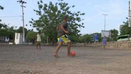 Barfüßige Kinder spielen Anfang dieses Monats auf dem Sandplatz vor dem Haus der Familie von Diaz in Barrancas Fußball.