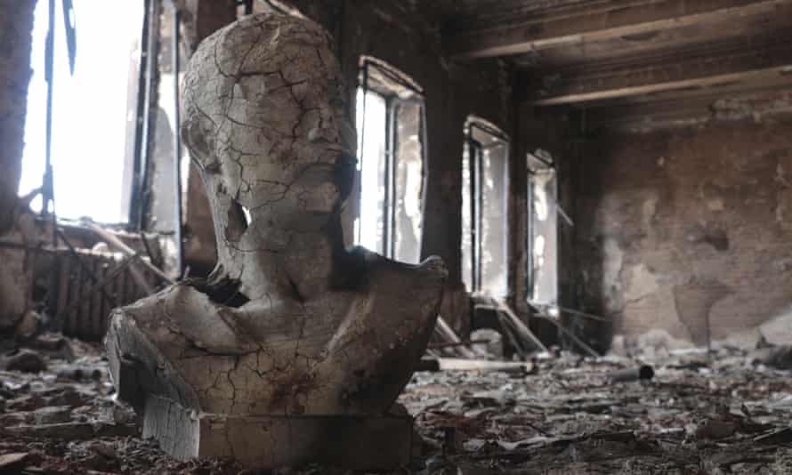 Ein Blick auf eine Halle des Heimatkundemuseums von Mariupol, die nach dem Beschuss durch von Russland unterstützte Separatisten in Mariupol niedergebrannt war.