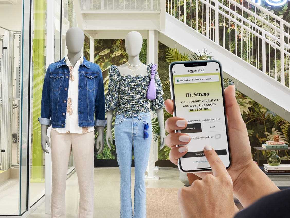 Kunden können die App „Amazing Shopping“ beim Einkaufen verwenden.