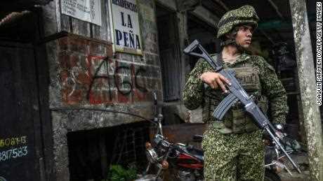 Ein kolumbianischer Soldat steht diesen Monat in der Nähe der Hafenstadt Buenaventura in Kolumbien Wache.