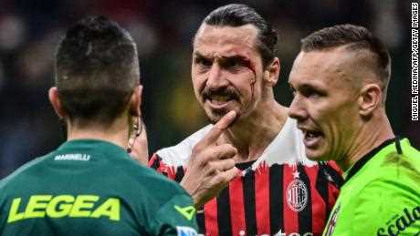 Ibrahimović reagiert, nachdem er sich nach einer Kollision während eines Fußballspiels der Serie A zwischen dem AC Mailand und Bologna am 4. April 2022 im San Siro-Stadion verletzt hat.