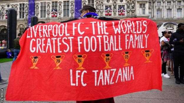 Ein Liverpool-Fan zeigt vor dem Champions-League-Finale 2022 in Paris seine Unterstützung