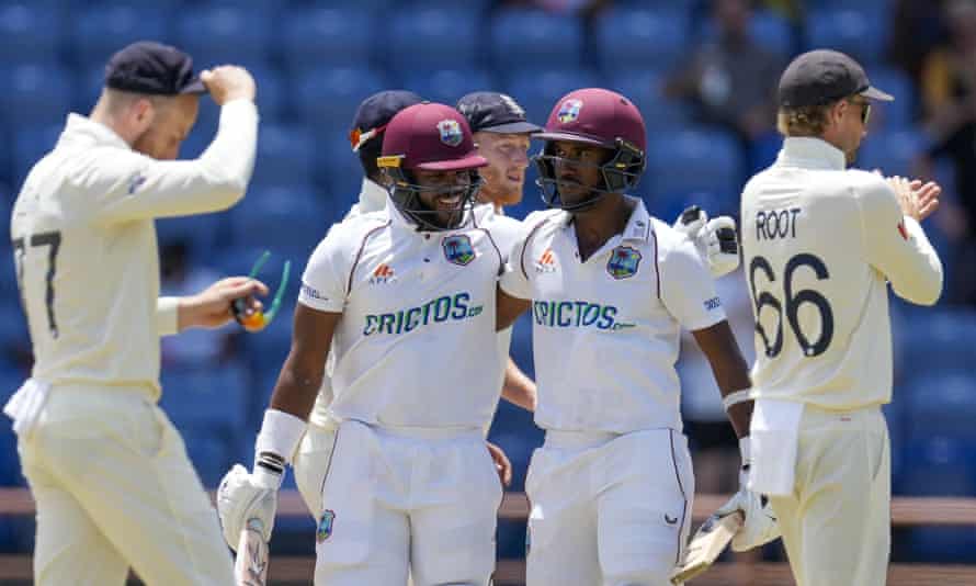Kraigg Brathwaite und John Campbell feiern am Sonntag, den 17. März 2022 im National Cricket Stadium in St. George, Grenada, den Sieg Westindiens gegen England mit 10 Pforten am vierten Tag des dritten Tests.