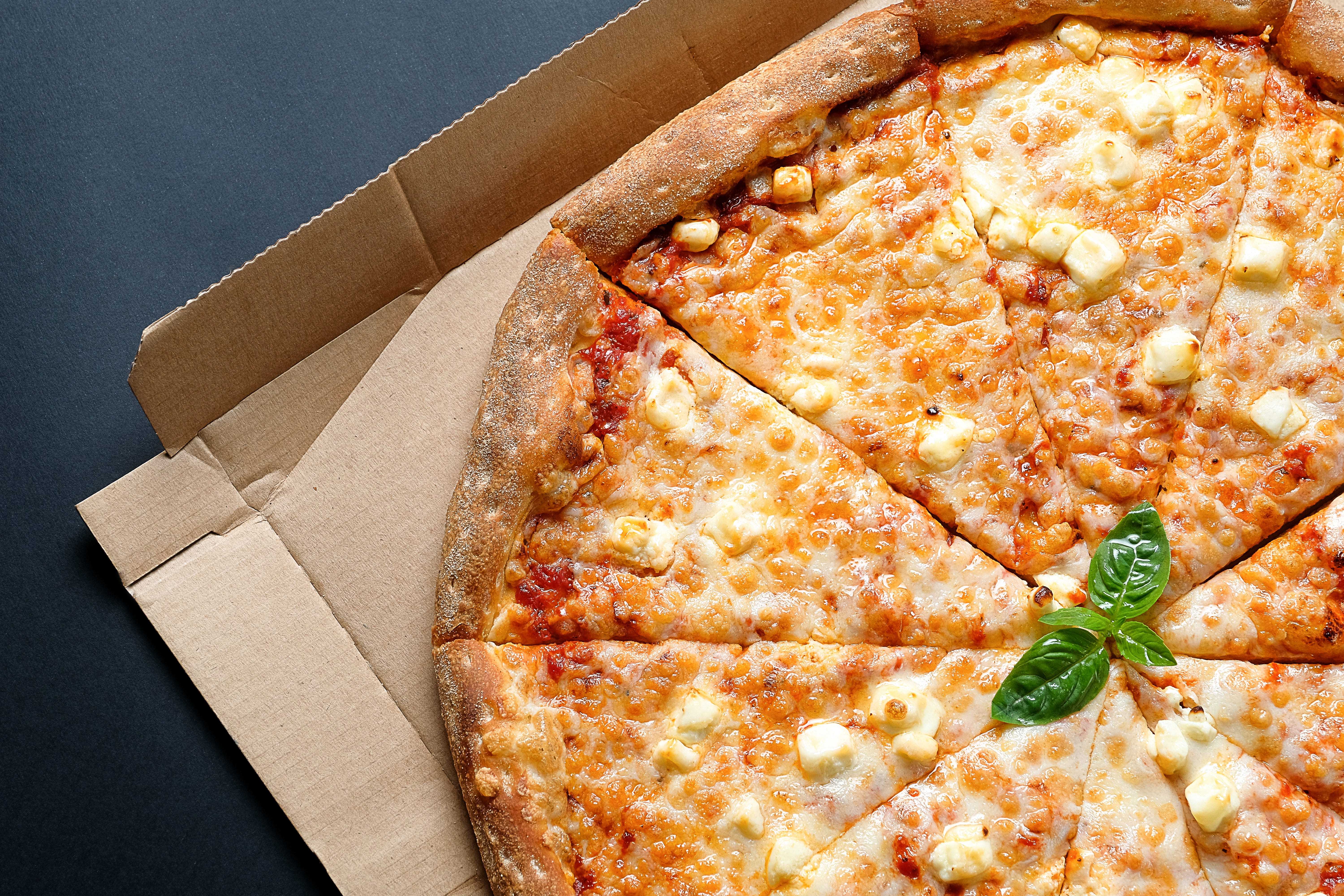 Pizza in Take-Away-Boxen