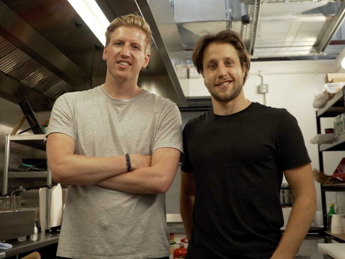 Die Gründer von Growth Kitchen, Tom Gatz und Mate Kun, stehen in einer Küche