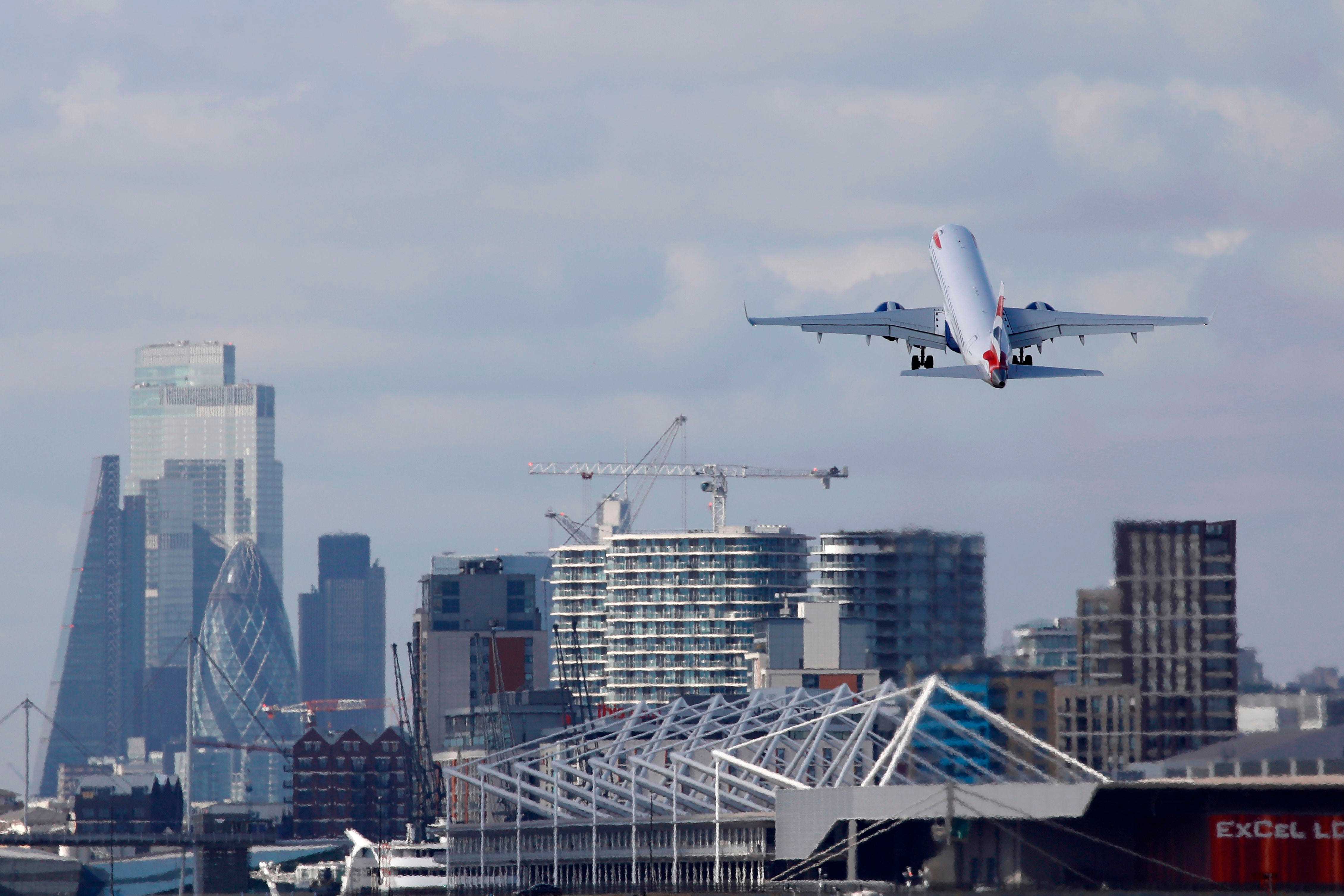 Ein Flugzeug hebt vom Flughafen London City ab.