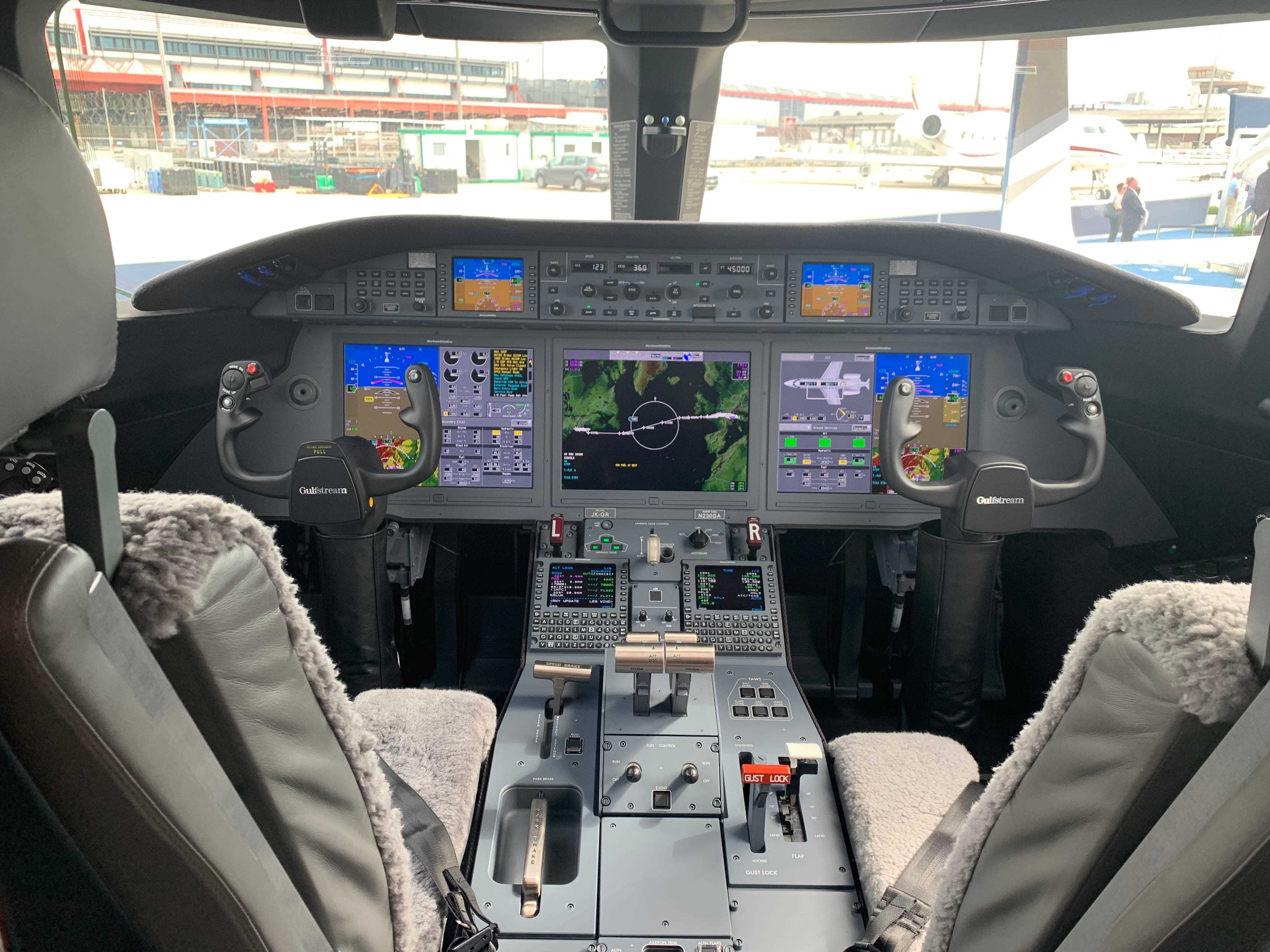 Das Cockpit des G280.