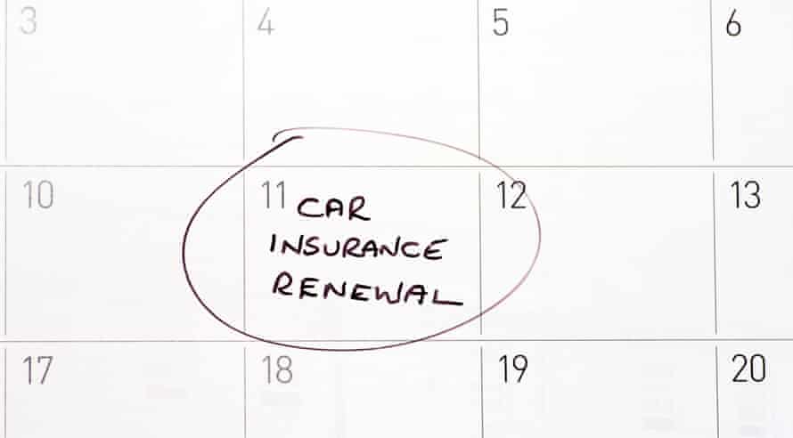 Erinnerung an die Verlängerung der Autoversicherung eingekreist auf einem Kalender