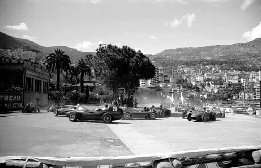 Juan Manuel Fangio führt Stirling Moss 1957 in Monaco an.
