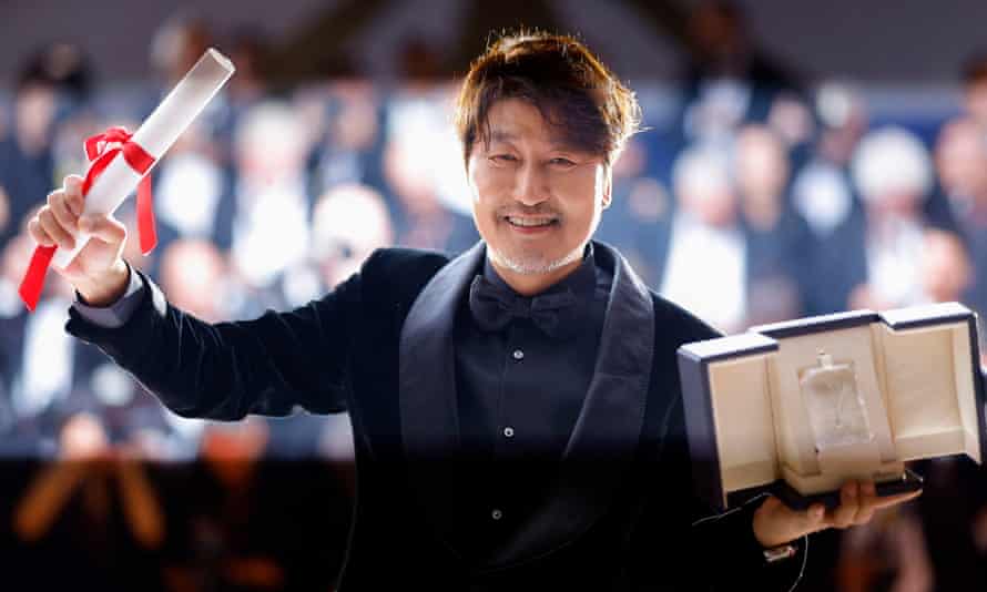 Song Kang-ho mit seinem Preis für den besten Schauspieler für Broker.