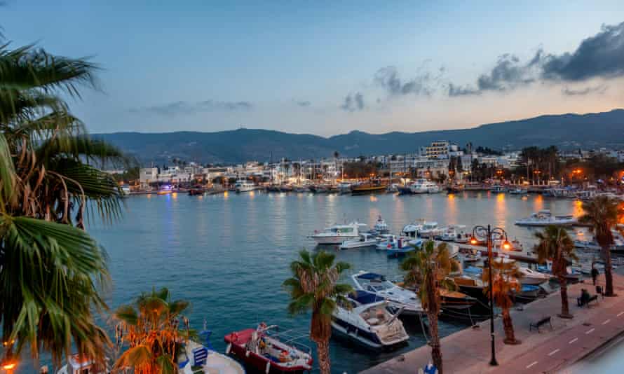 Die Hauptstadt der Insel Kos, Griechenland, Blick auf die Stadt und den Jachthafen bei Sonnenuntergang.