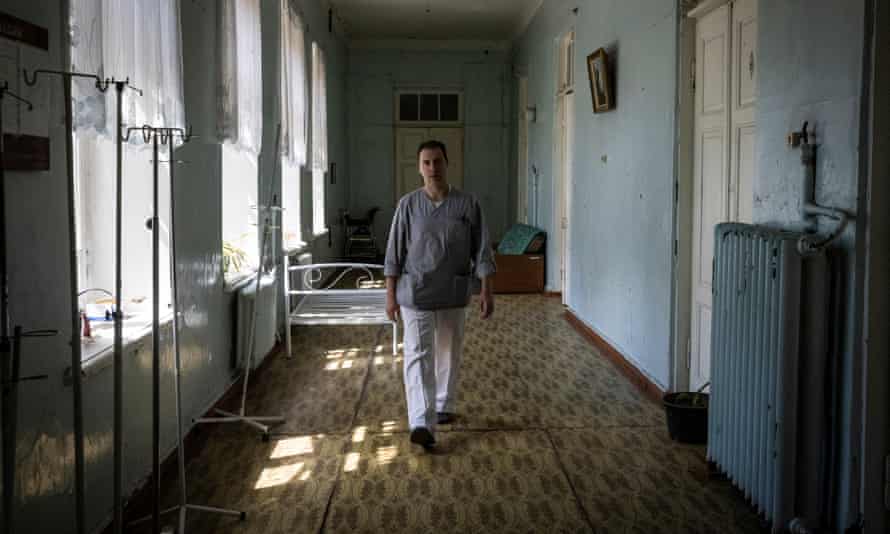 Ein Arzt geht durch einen Korridor in einem Krankenhaus in Slowjansk