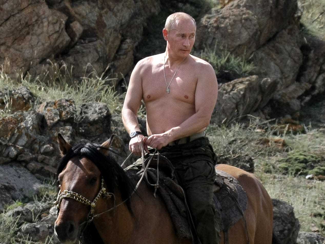 Der russische Ministerpräsident Wladimir Putin reitet während seines Urlaubs am 3. August 2009 außerhalb der Stadt Kysyl in Südsibirien auf einem Pferd.