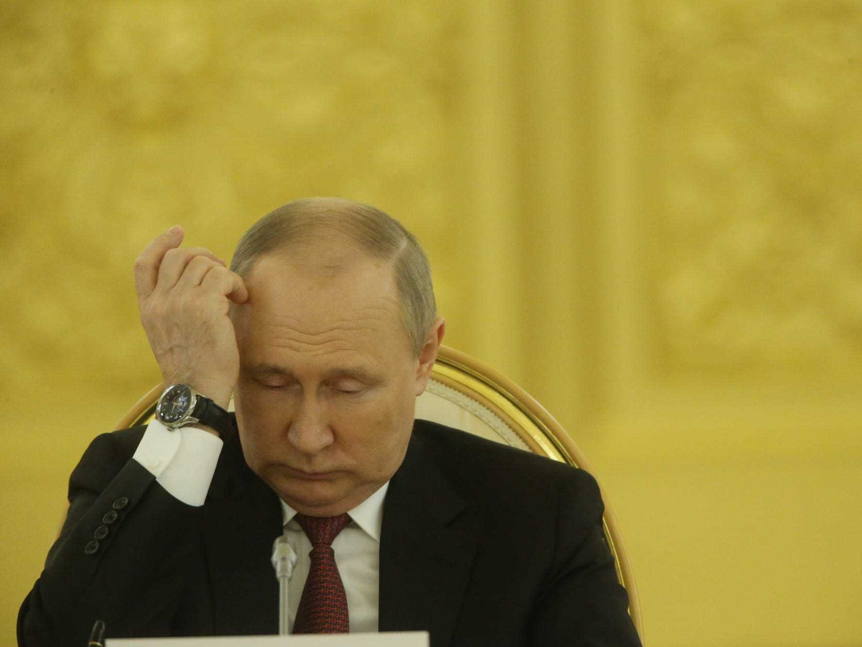 Wladimir Putin kratzt sich am Kopf.