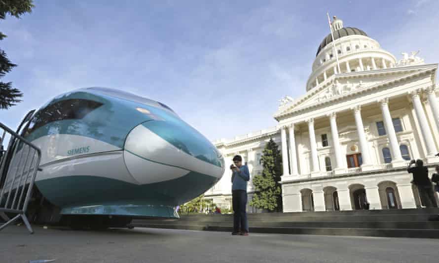 Auf diesem Foto aus dem Jahr 2015 ist ein Modell des Hochgeschwindigkeitszugs in Originalgröße im Capitol in Sacramento, Kalifornien, ausgestellt.