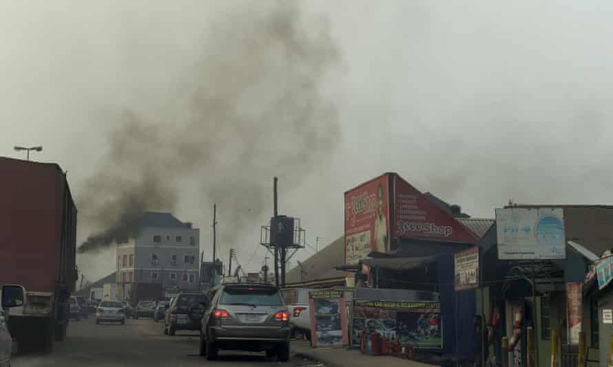 Schwarzer Rauch verschmutzt 2017 über Port Harcourt.