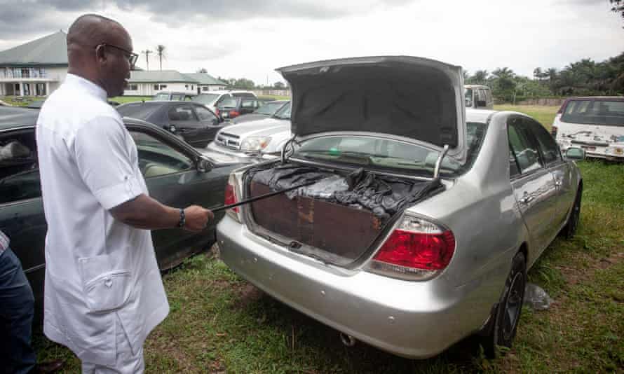 Samuel Nwanosike, der Vorsitzende der lokalen Regierung in Ikwerre, zeigt auf ein Fahrzeug, das mit Dieselsäcken gefüllt ist, die von illegalen Ölraffinerien beschlagnahmt wurden.