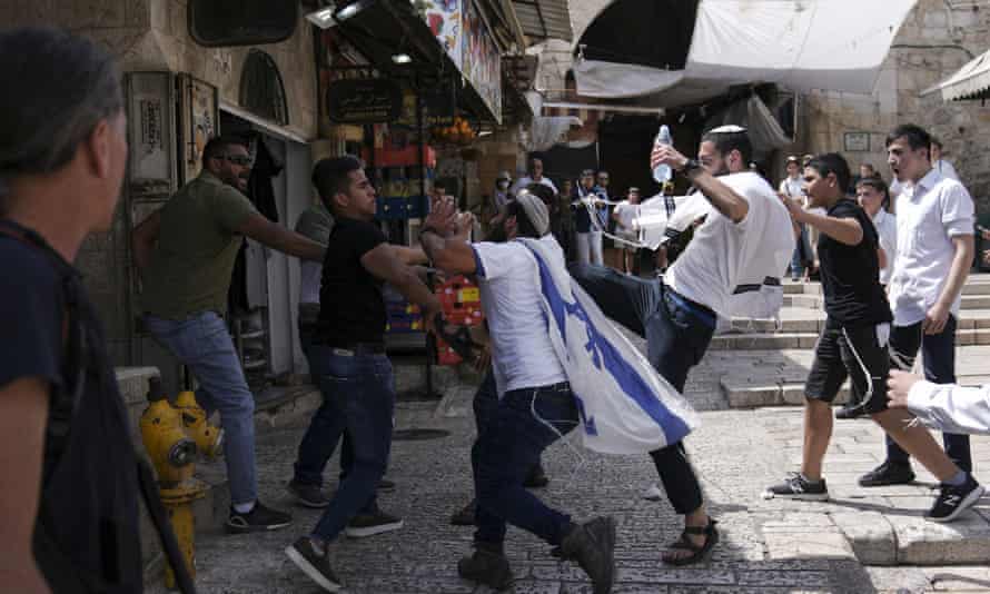 Palästinenser und jüdische Jugendliche stoßen in Jerusalems Altstadt zusammen, während Israelis den Jerusalem-Tag begehen.