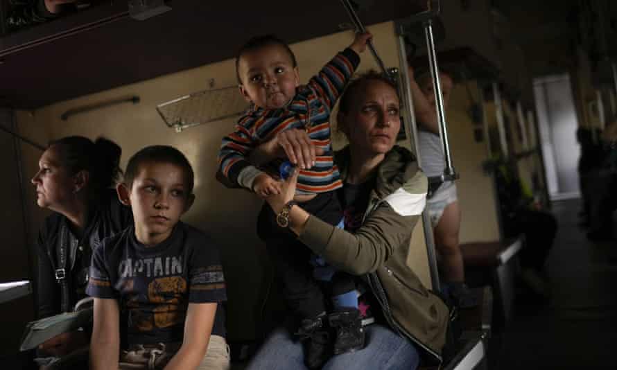 Yana Skakova und ihr Sohn Yehor, der mit anderen Menschen aus Lysychansk geflohen ist, sitzen in einem Evakuierungszug am Bahnhof in Pokrowsk in der Ostukraine.
