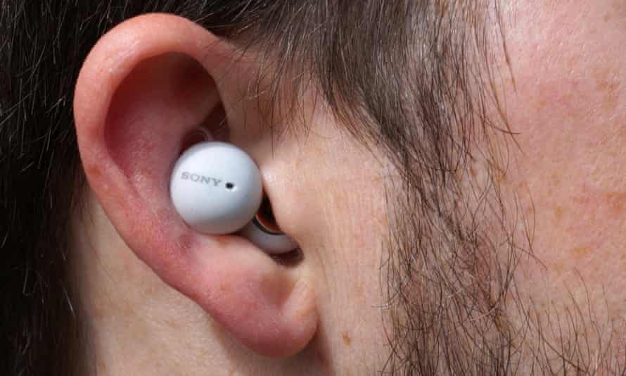Ein in ein Ohr eingesetzter LinkBud-Ohrhörer.