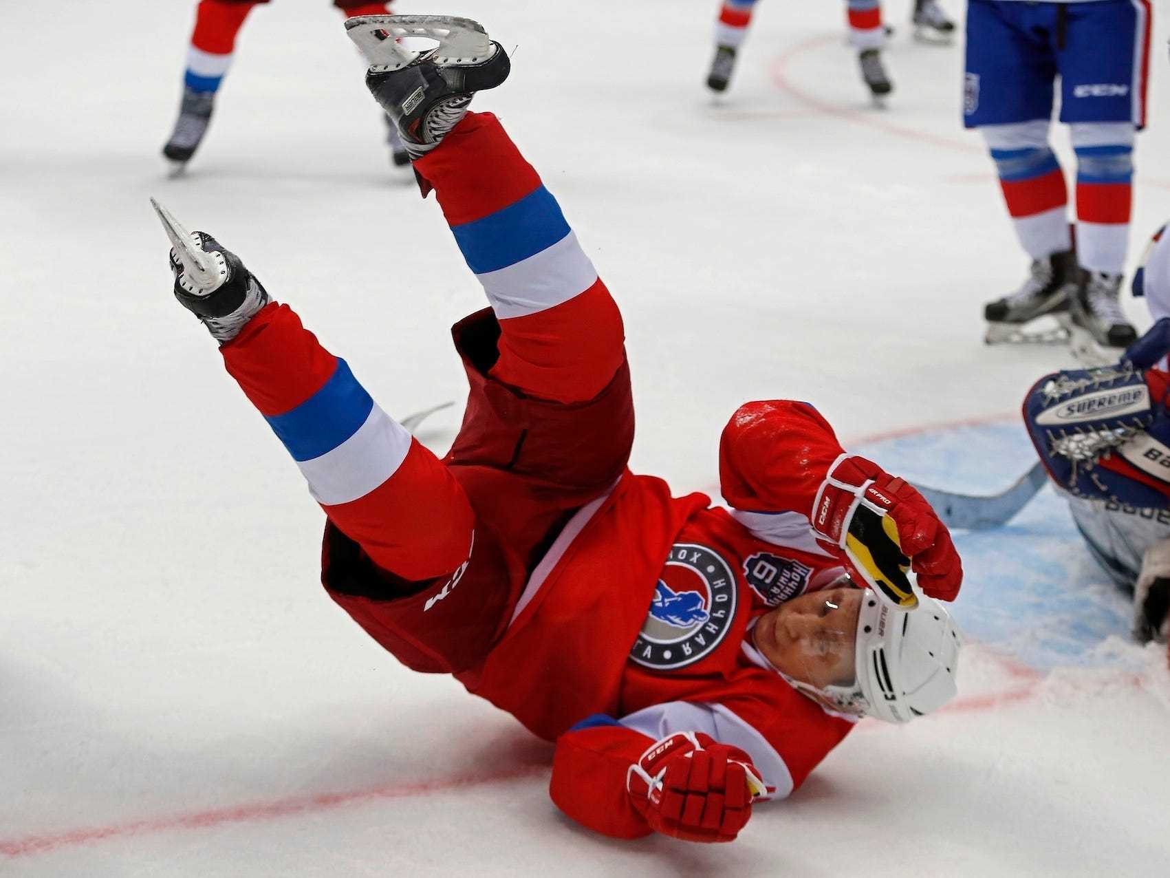 Präsident Wladimir Putin fiel 2017 in Eishockeyausrüstung bei einem Spiel in Sotschi, Russland, auf den Rücken.